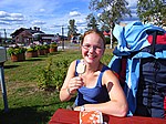 Auch hier oben in <a href=http://de.wikipedia.org/wiki/Lappland>Lappland</a> auf 67&deg; 8' n&ouml;rdl. Breite schmeckt das Eis: Guten Appetit, Franzi!