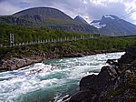 ... von einem wirklich gewaltigen Fluss "Vuojat&auml;tno" mit einer imposanten H&auml;ngebr&uuml;cke, ...